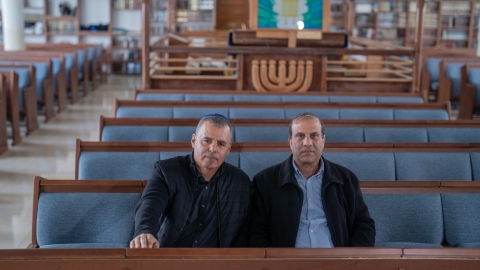 ראש העיר רפי סער וחבר המועצה איתן צנעני בבית הכנסת המרכזי בכפר סבא