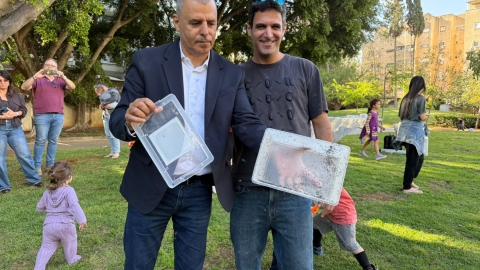 מפזרים יתושים עקרים בגינה ציבורית בכפר סבא