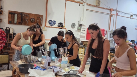 התלמידות מכפר סבא בפעילות במסגרת מיזם האפייה החברתי