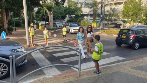 צועדים בבטחה לבית הספר