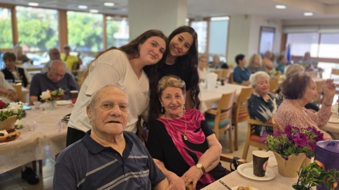 התלמידים חוגגים עם שורדי השואה את כניסתה של השנה החדשה