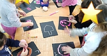 ילדים בפעילות יצירה בבית הספר של החגים