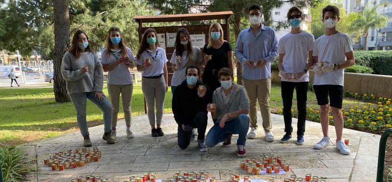 "אור לנופלים" – חברי מועצת הנוער העירונית הדליקו נרות זיכרון אישיים לכל חללי מערכות ישראל ופעולות האיבה בכפר סבא